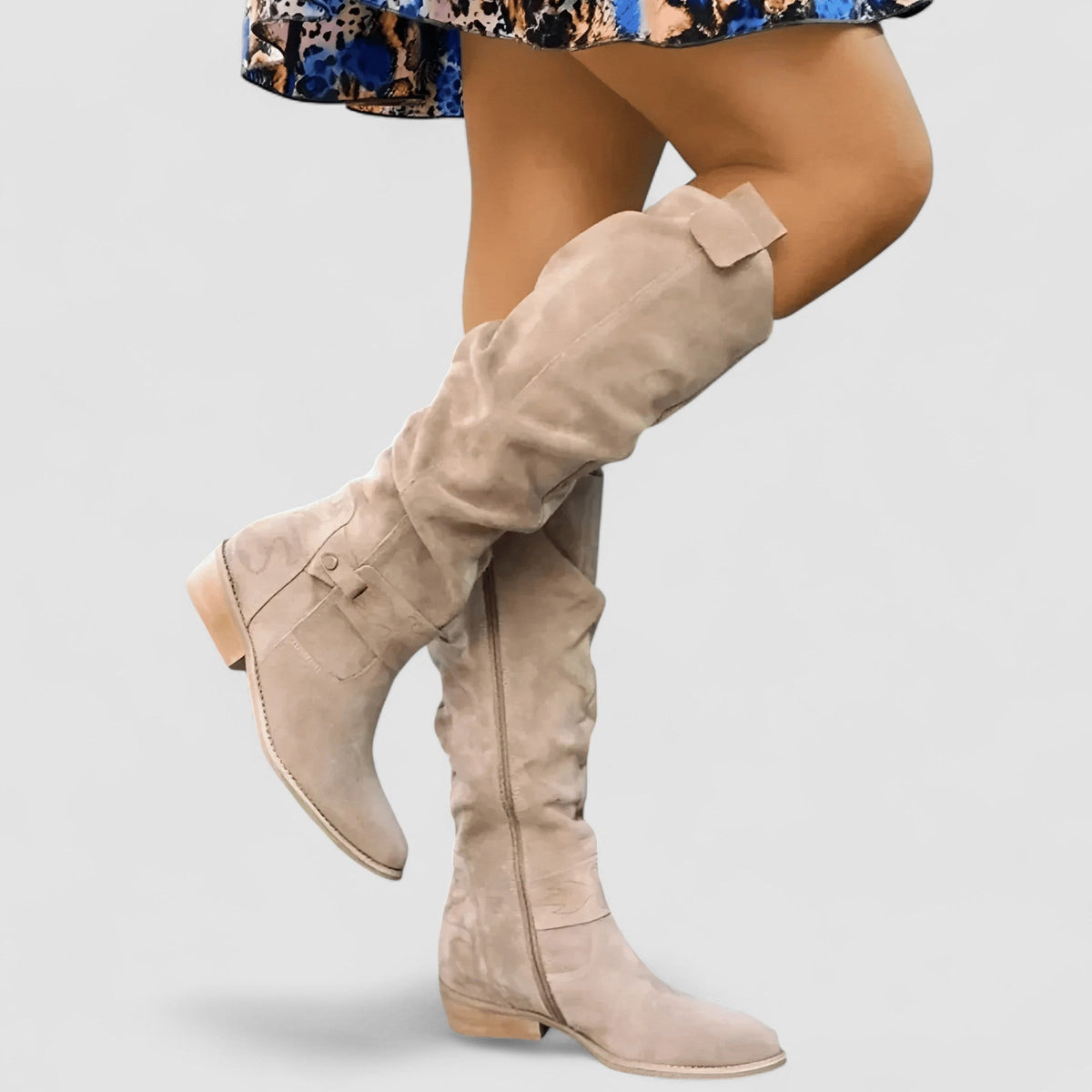 Charlotte – Hoge suède-look laarzen met lage hak
