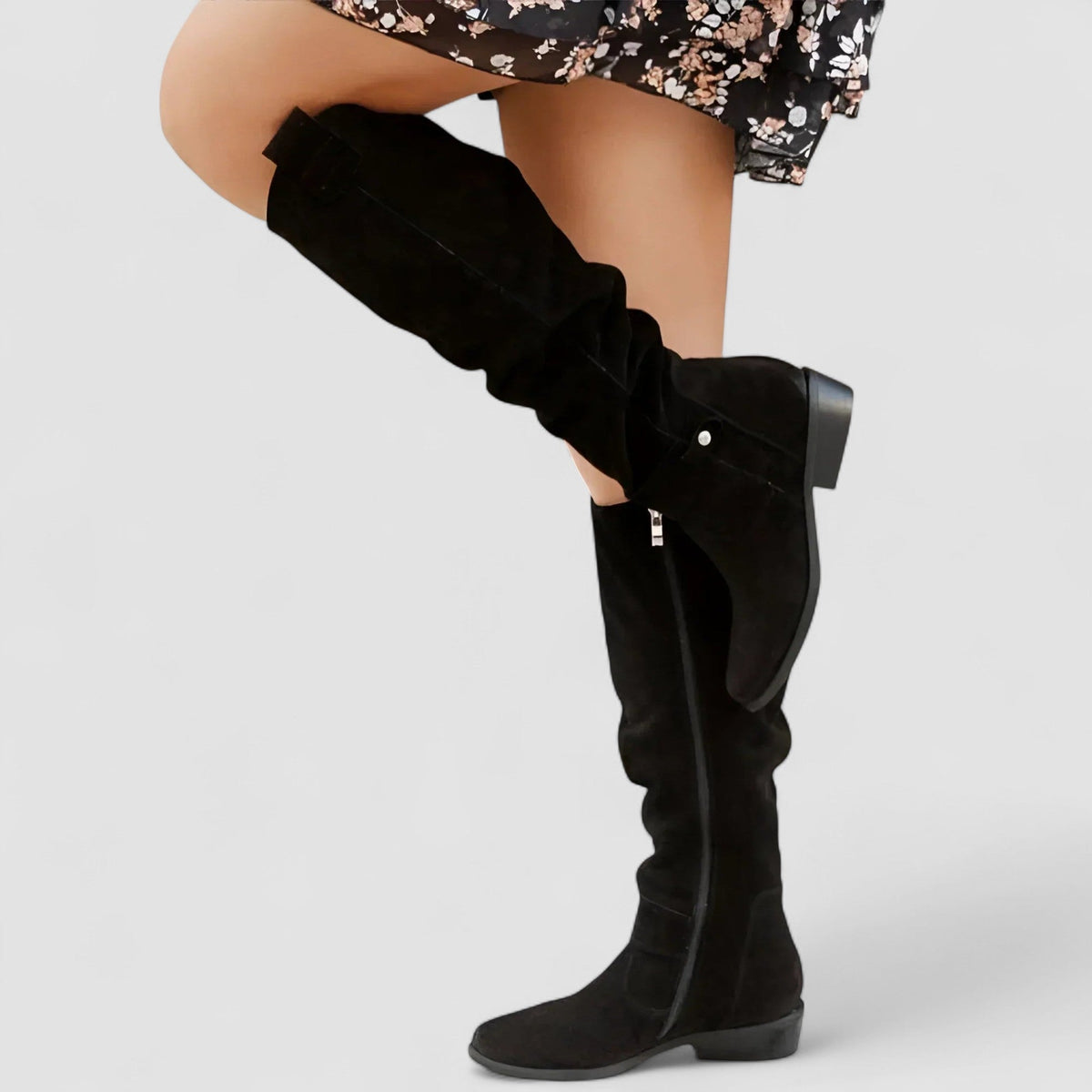 Charlotte – Hoge suède-look laarzen met lage hak