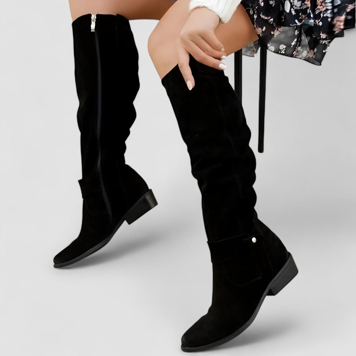 Charlotte – Hoge suède-look laarzen met lage hak