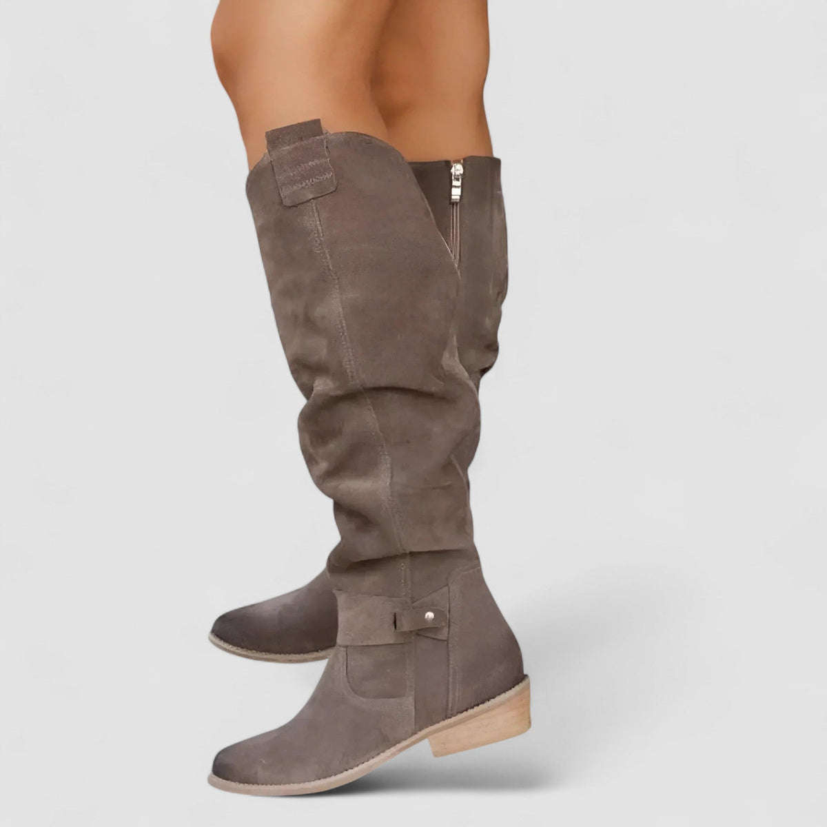 Charlotte – Hoge suède-look laarzen met lage hak